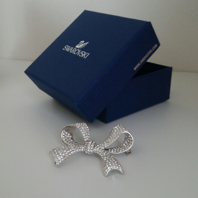 SWAROVSKI - KURI☆様専用商品 スワロフスキー ブローチ リボンの通販