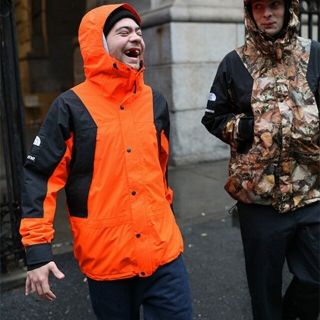 Supreme（マウンテンパーカー ・ オレンジ/橙色系）のフリマアイテム一覧