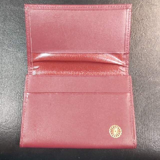 皇居の菊の紋章入り 牛皮名刺入れ エンジ ＋ 菊の紋章キーホルダーの
