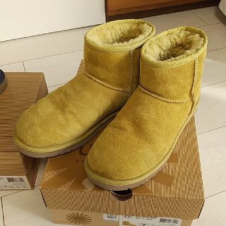 UGG（ブーツ ・ イエロー/黄色系）のフリマアイテム一覧