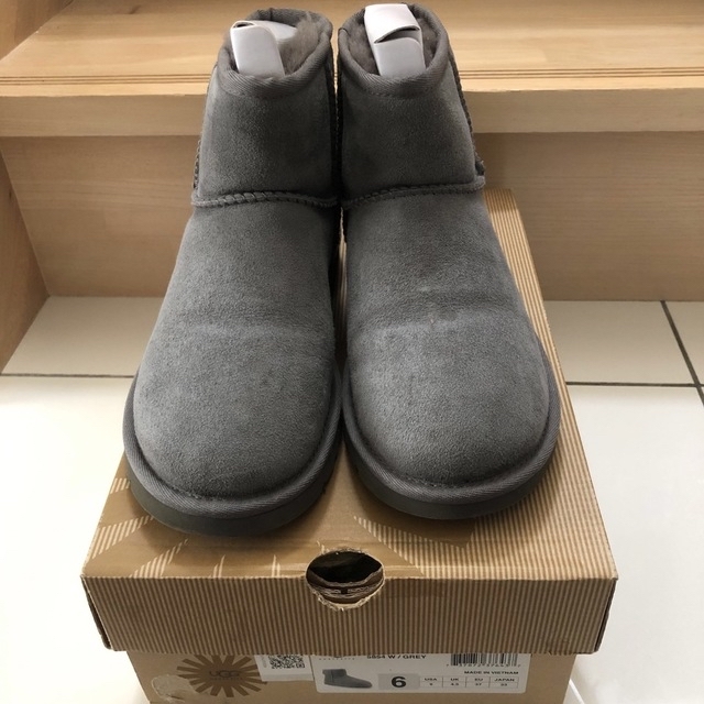 UGG - 一度店内数時間着用UGG W CLASSIC MINI定番色グレー完売