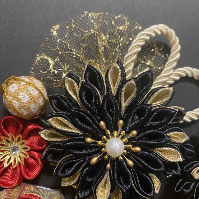 つまみ細工 髪飾り キラキラ 黒金赤 12点セットの通販 by みーちゃん's