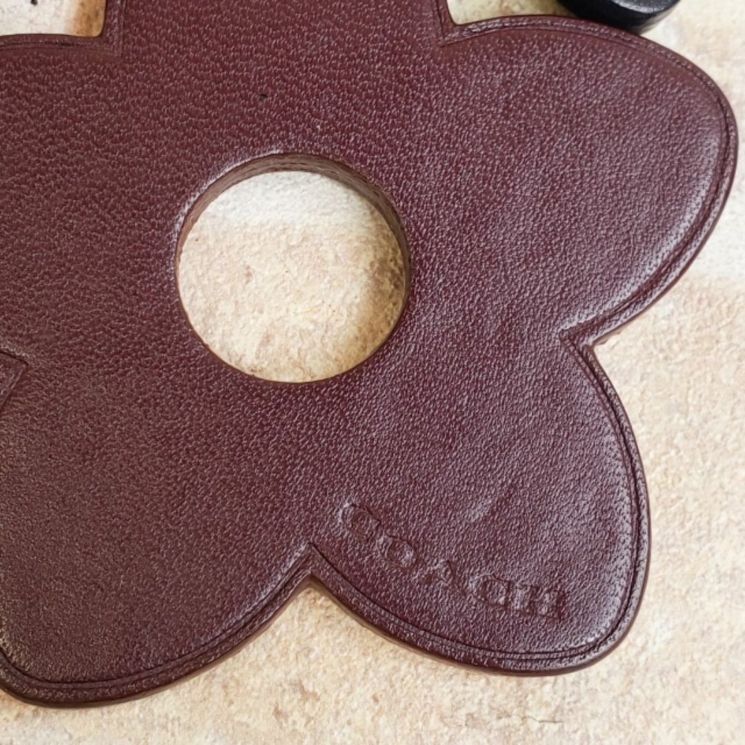 COACH - コーチ ☆ フラワー レザー キーチャーム キーホルダー 花