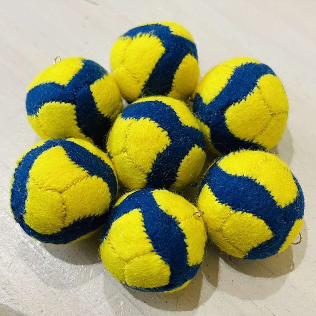 フェルトストラップ＊バレーボール＊2個の通販 by ＊chacha＊｜ラクマ