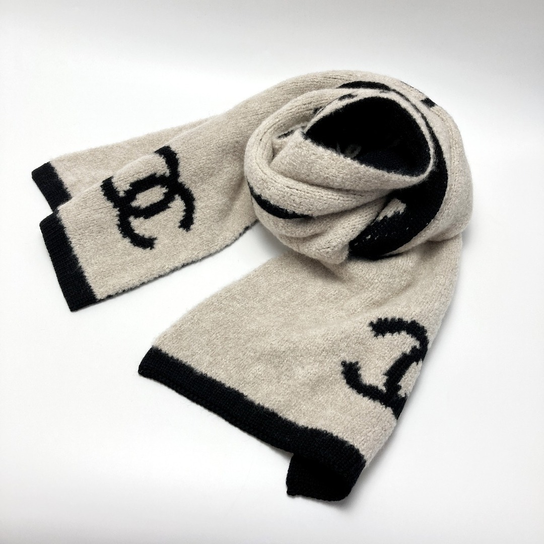 CHANEL - CHANEL シャネル ロゴ カメリア マフラー ベージュ×ブラック