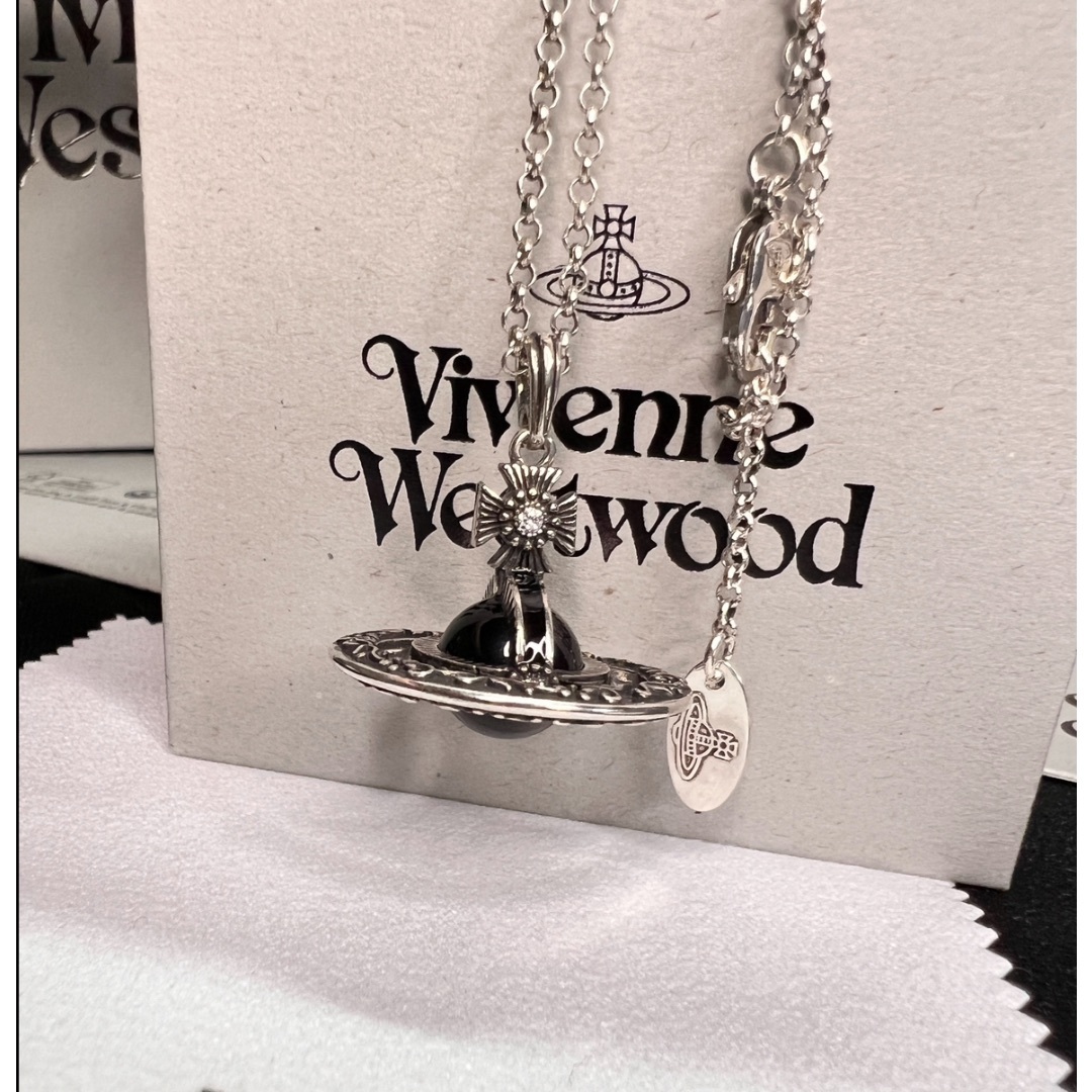 Vivienne Westwood 花刻印スモールオーブネックレス 【公式通販】