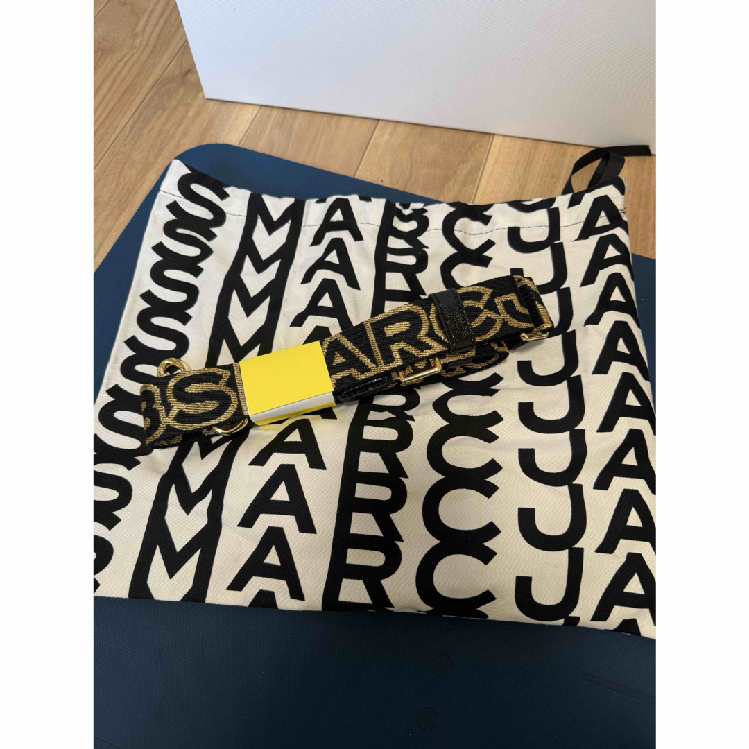 MARC JACOBS - ザ アウトライン ロゴ シン ストラップ/MARC JACOBSの