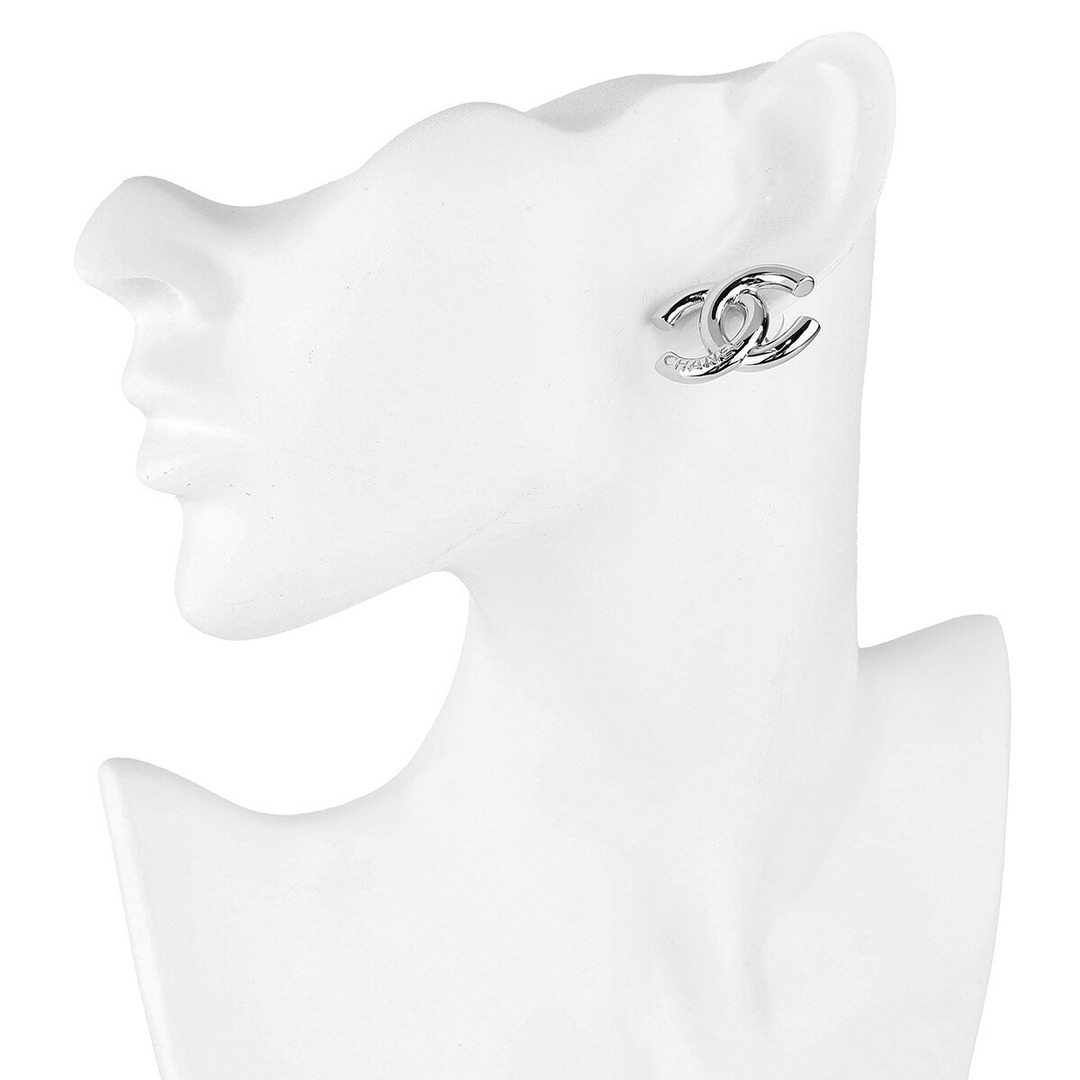 CHANEL - 新品 シャネル CHANEL ピアス ロゴピアス シルバーの通販 by
