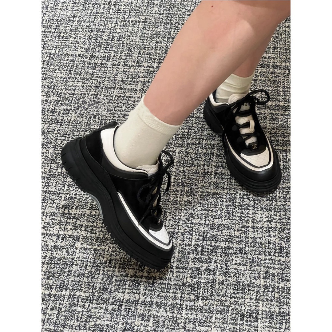 CHANEL - 値下げ！新品未使用 シャネル スニーカー 38 黒白 25B 超希少