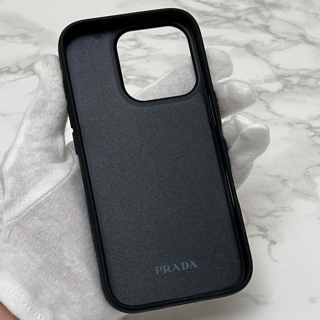 PRADA - プラダ サフィアーノレザー iPhone 16 Pro用ケース 現行品