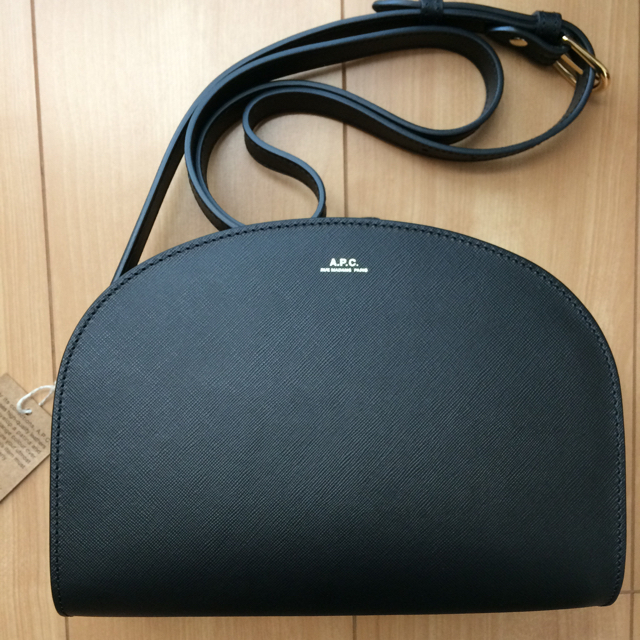 A.P.C - 新品 エンボス加工 ハーフムーンバッグブラックの通販 by ARMY
