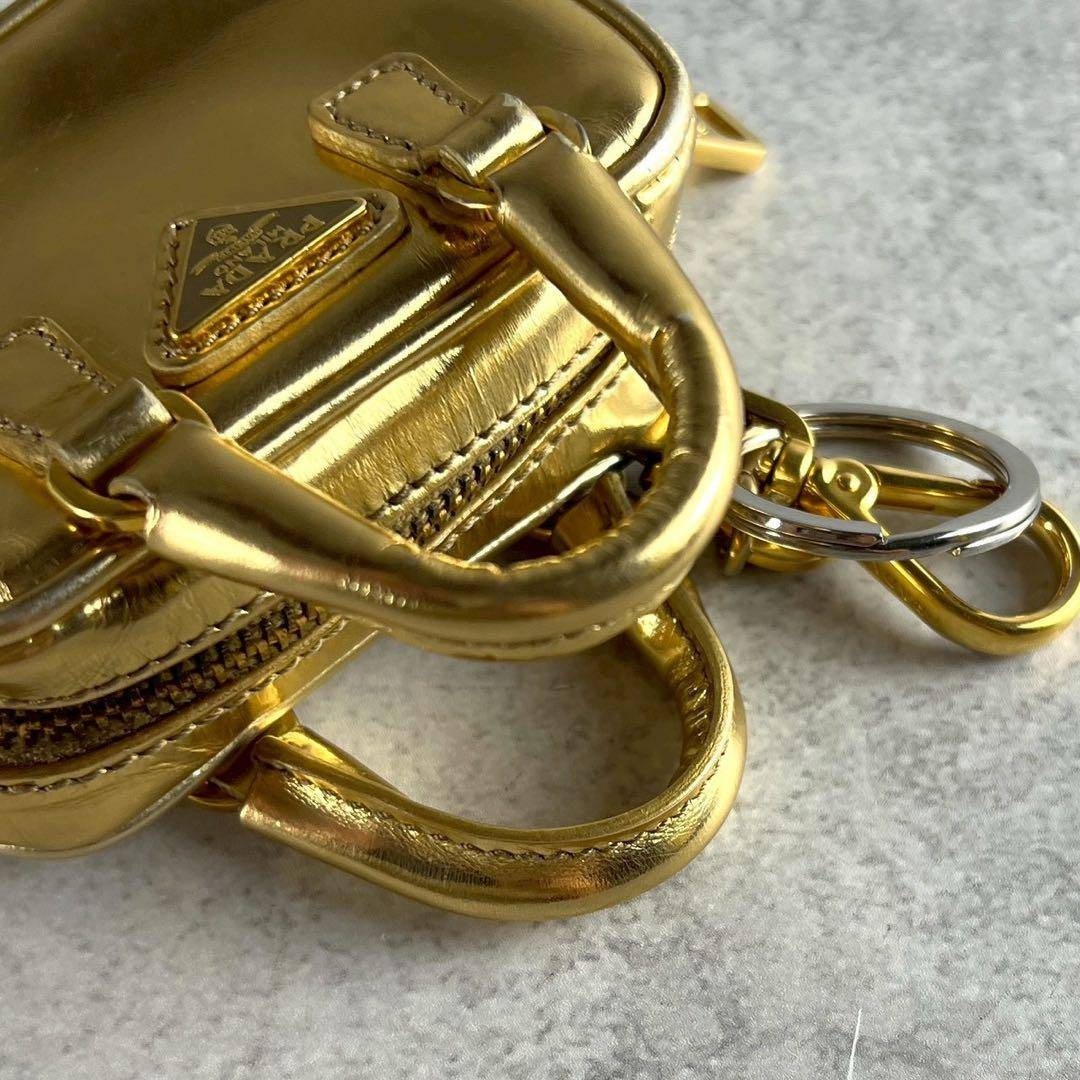 PRADA - 美品✨PRADA ハンドバッグ チャーム 三角ロゴプレート レザー