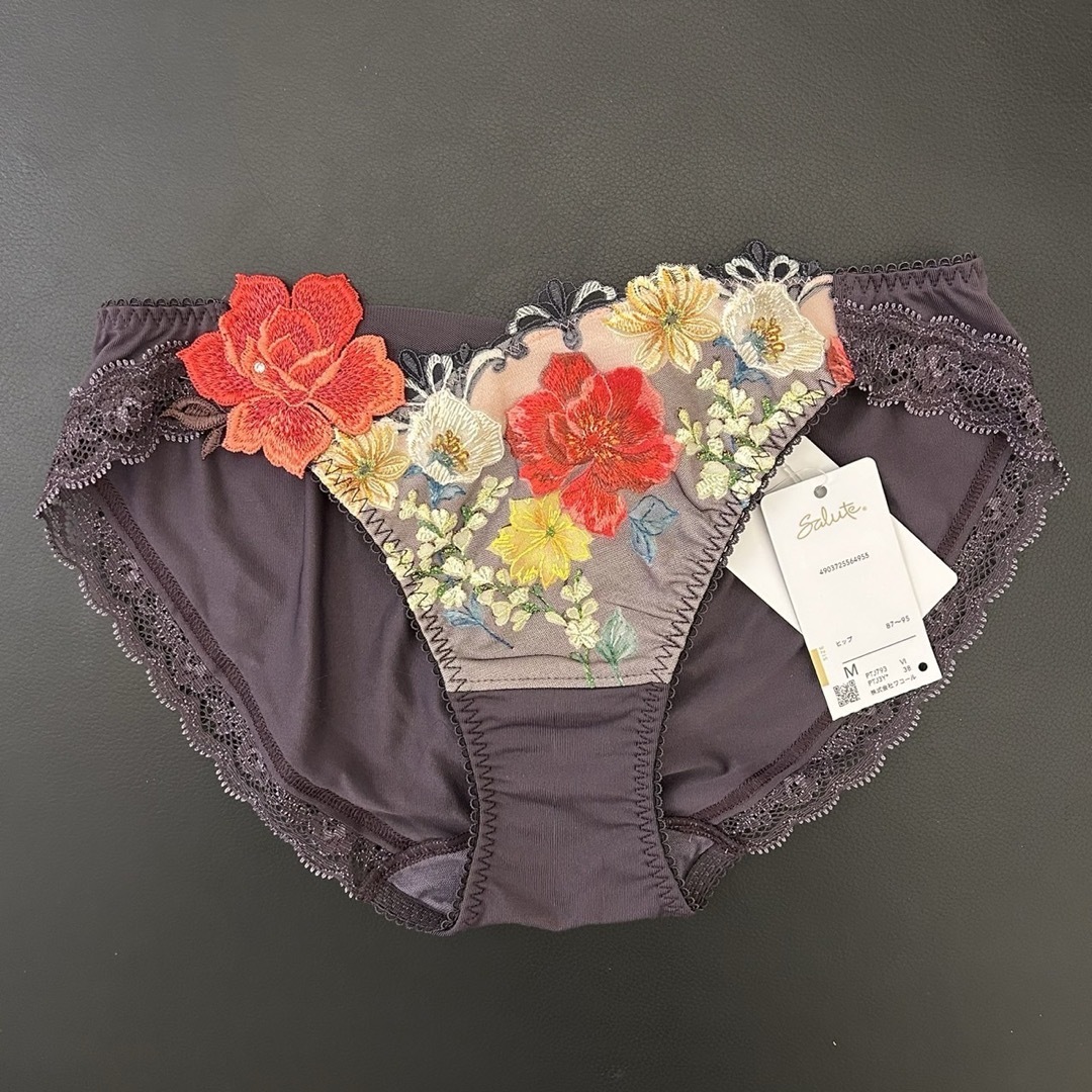 Wacoal - 新品タグ付き サルート 93g 上下セット E65の通販 by みい's