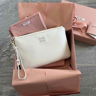 MIU MIU - miumiu レザーポーチ クラッチバッグの通販 by ｜ミュウ