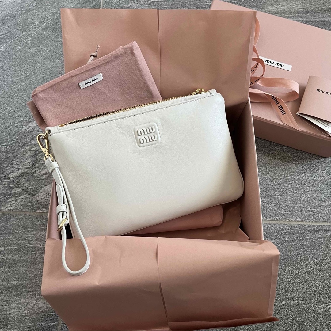 MIU MIU - miumiu レザーポーチ クラッチバッグの通販 by ｜ミュウ