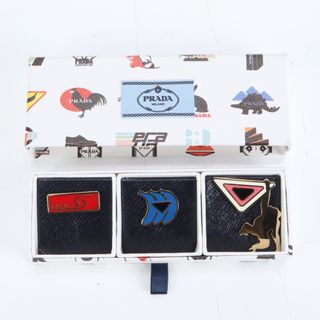 PRADA - プラダ 三角ロゴプレート ブローチ ブラックの通販 by グラン