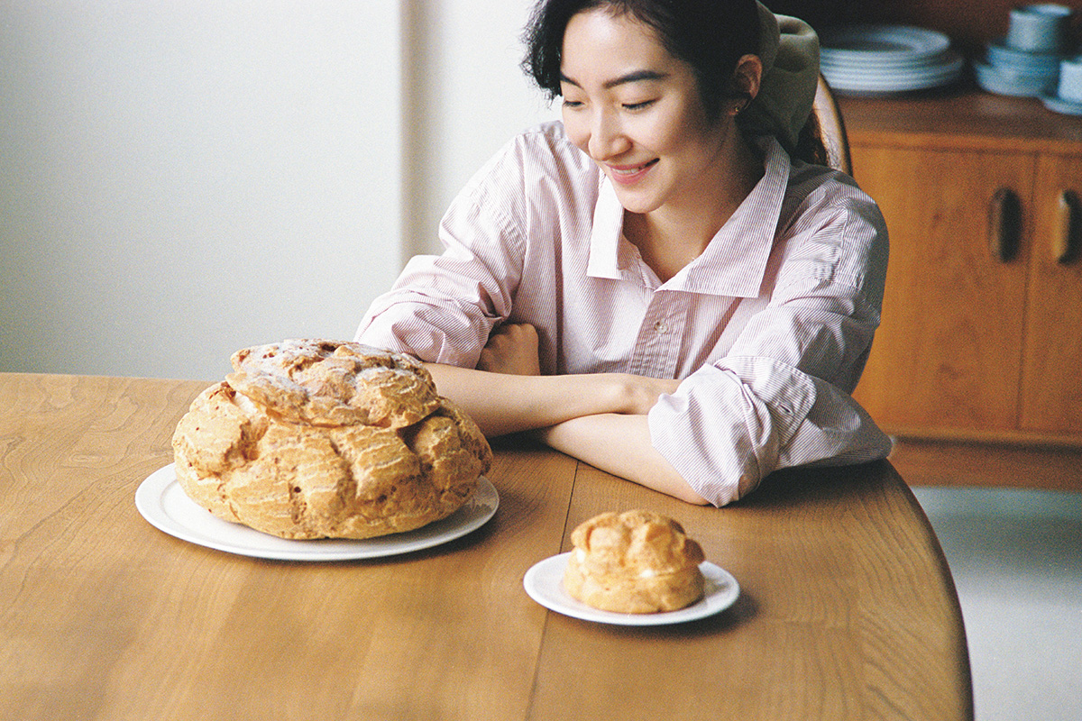 顔より大きい特大シュークリーム！大きさ、新しさ、ときめきで喜ばせる