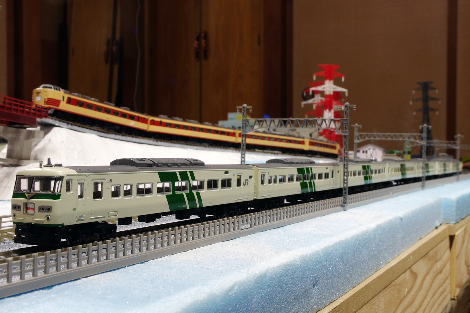 KATO 10-1442 185系200番台踊り子色 7両セット 入線: Nゲージ立川駅