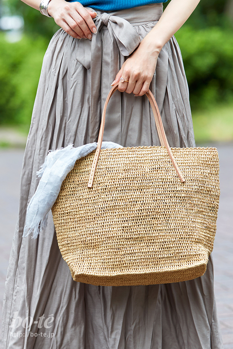 長く使いたい！ラフィア素材の「かごバッグ」を今っぽく使いこなす4