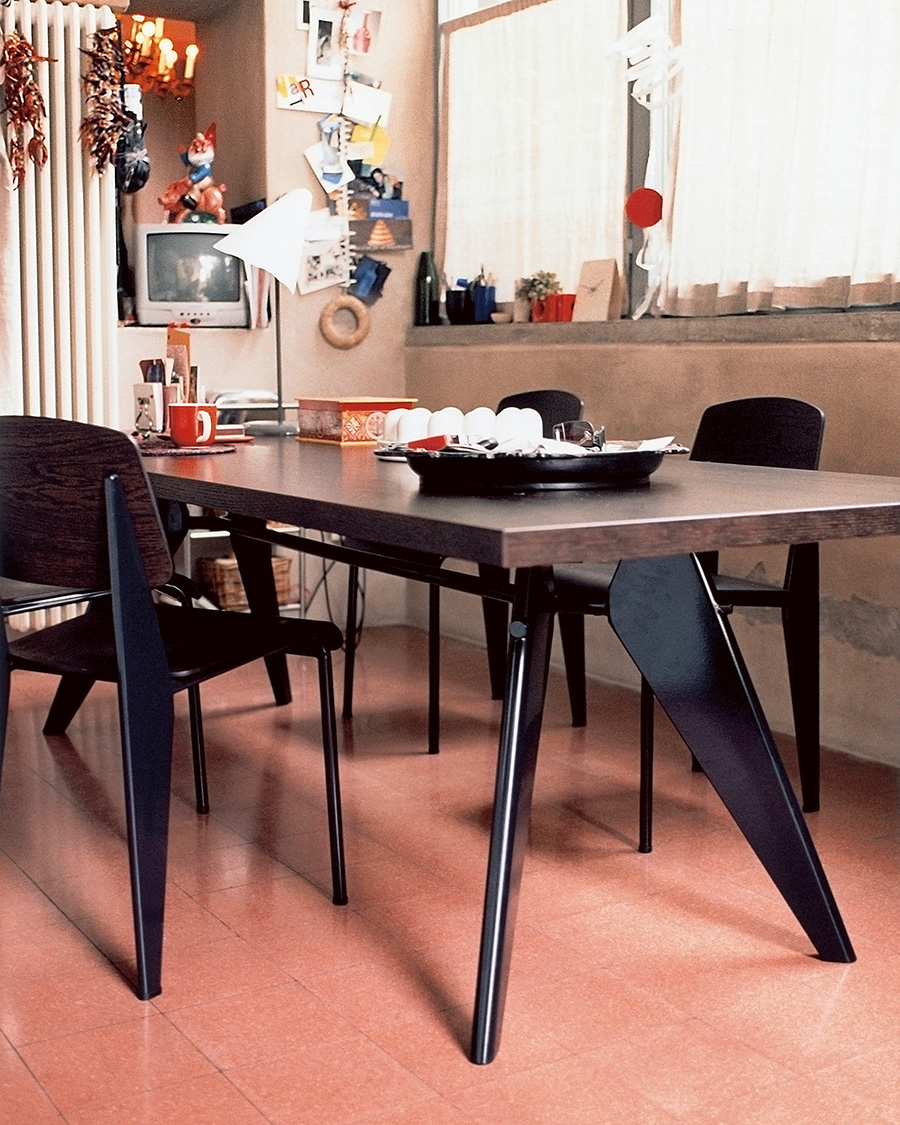 Jean Prouvéの名作「Standard Chair」世界中のコレクターが注目する