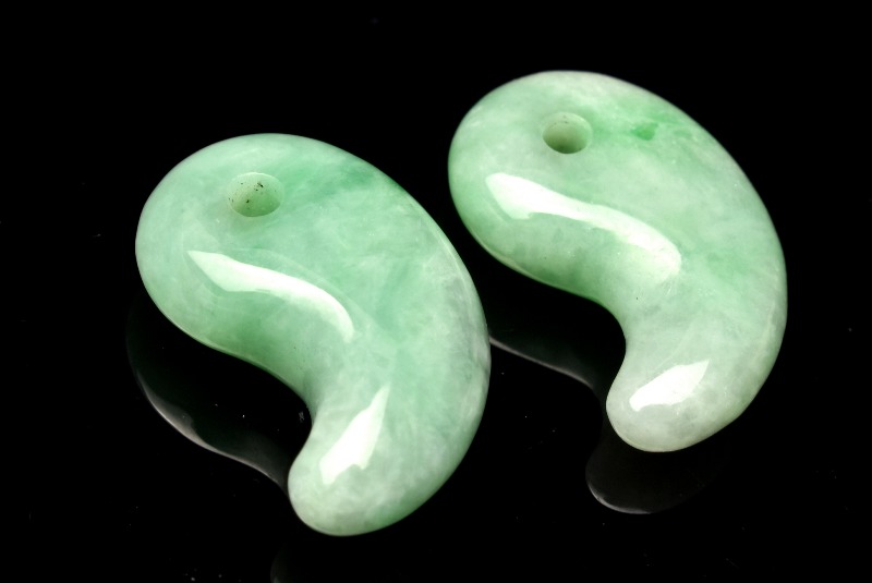 AAA☆ミャンマー産 翡翠(硬玉ジェダイト) 21x13mm 勾玉 ルース 1個売り