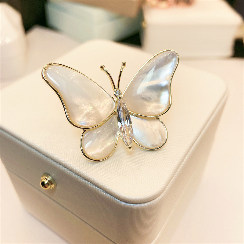 蝶のブローチ、蝶の飾り、パールバタフライブローチ、クリエイティブ