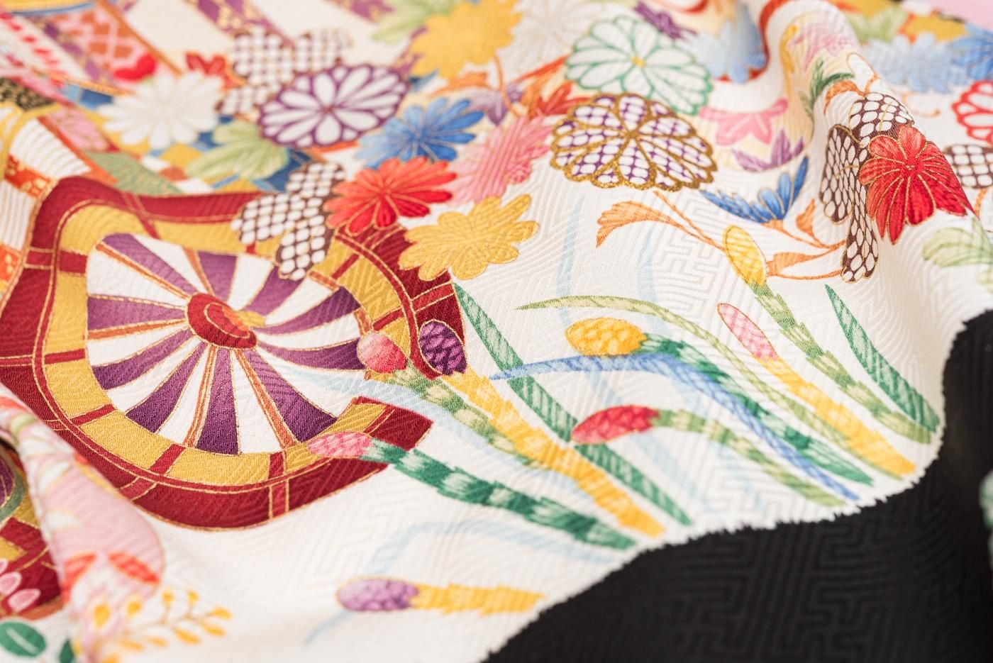 振袖 岩田専太郎 花と御所車 - からん::アンティーク着物・リサイクル