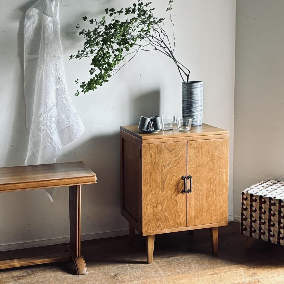 ミズメザクラの脚付きキャビネット - 古家具・古道具 アンティーク家具