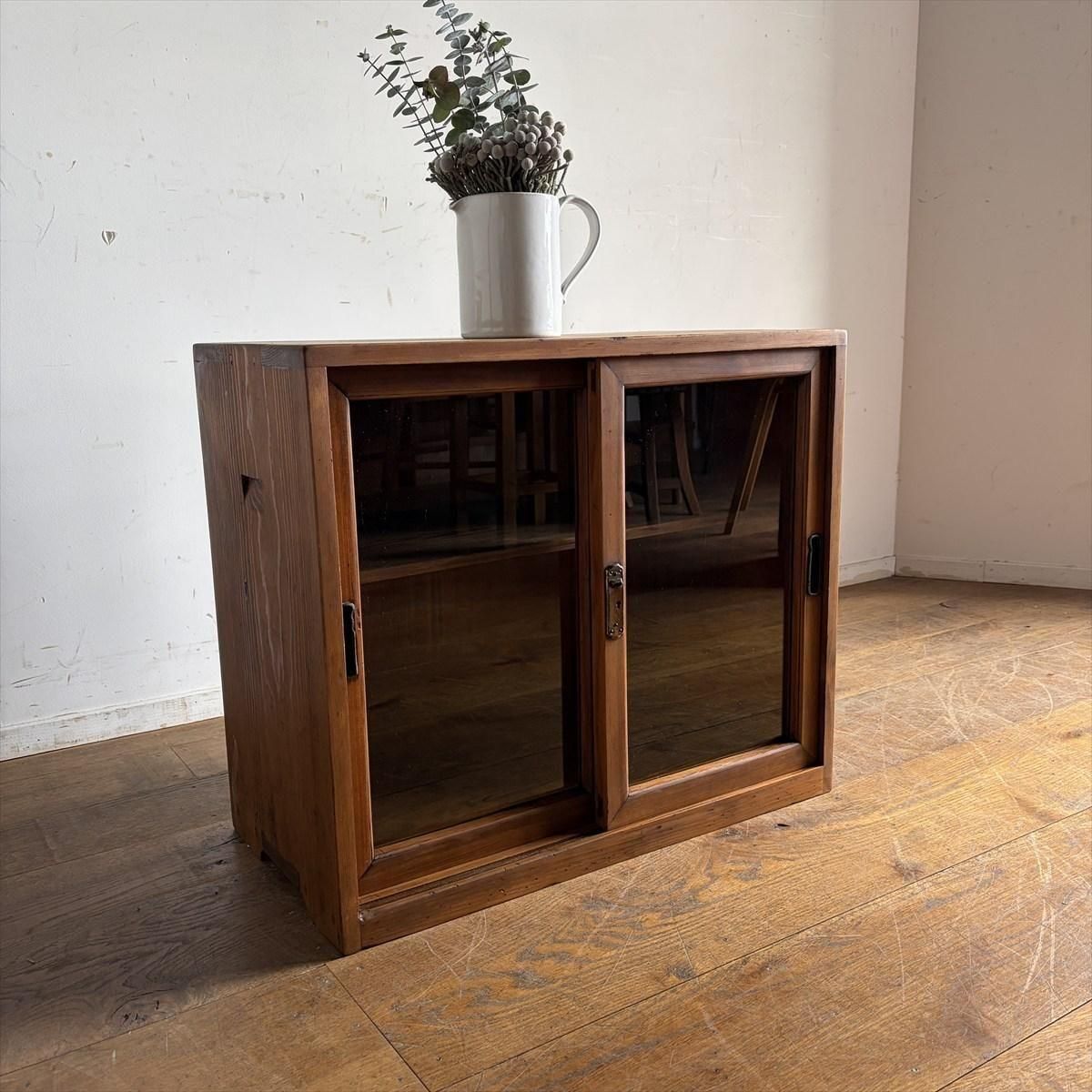 杉のガラスキャビネット - 古家具・古道具 アンティーク家具 kubu（クブ）