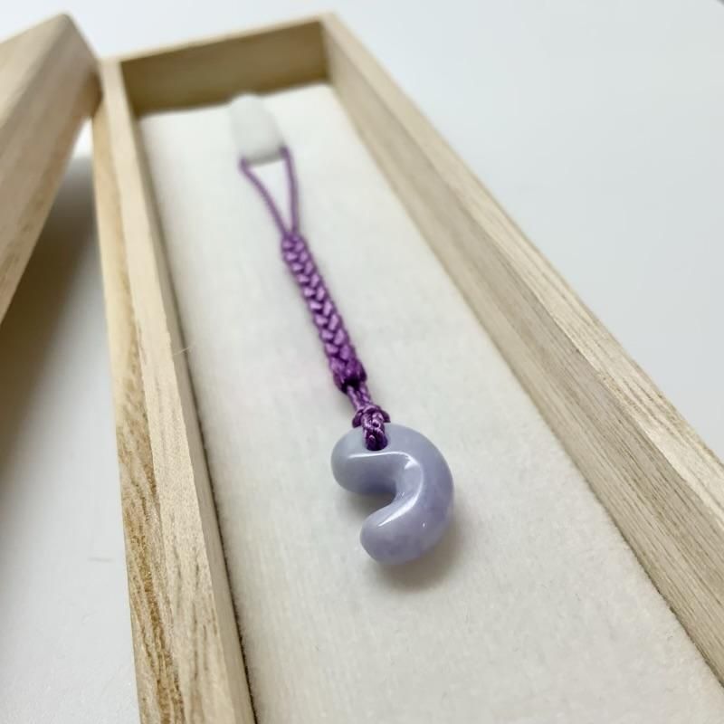 糸魚川ラベンダー翡翠 (青海産) 勾玉 巴型 】 国産 天然石 糸魚川翡翠