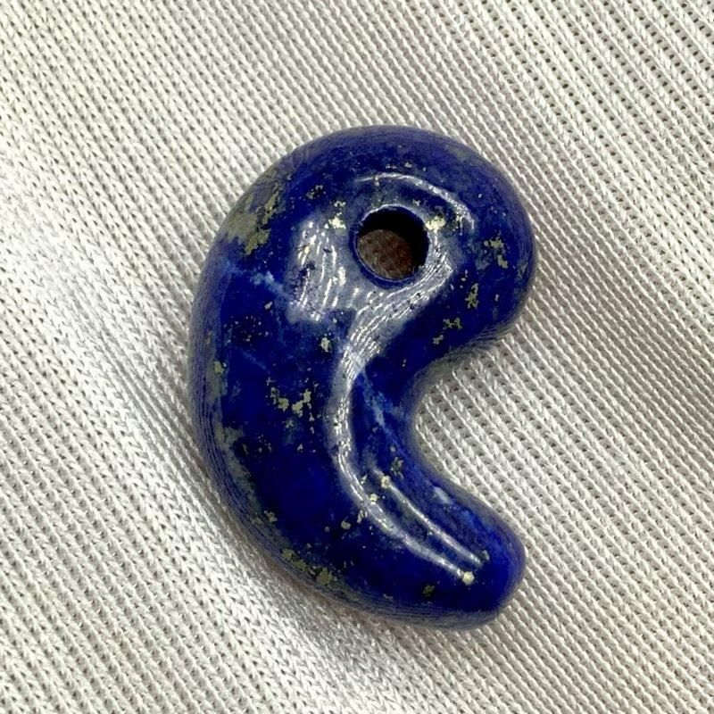 ラピスラズリ AA 勾玉 】 まがたま 瑠璃 半貴石 護符 青金石 天然石