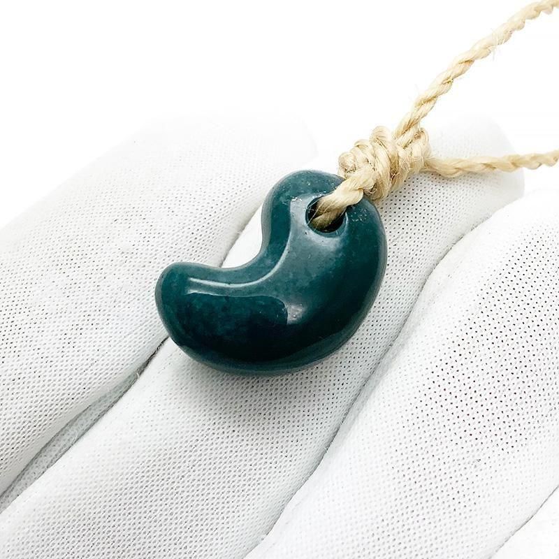 出雲石/碧玉 勾玉 巴型(小) 大麻紐ペンダント 】 | めのうの店川島