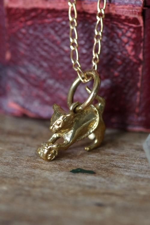 0323イギリスビンテージK9ゴールド毛糸で遊ぶ猫チャーム