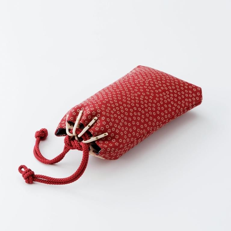 合切袋(小)マチ付［赤地×白漆×小桜］：印傳屋公式オンラインショップ