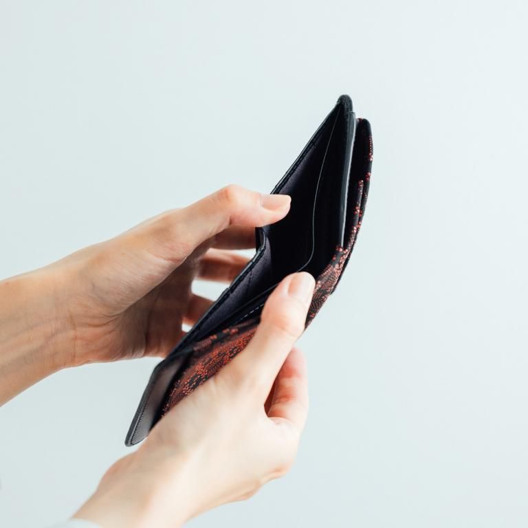 札入Q［黒地×赤漆×小桜菖蒲］：印傳屋公式オンラインショップ｜INDEN-YA