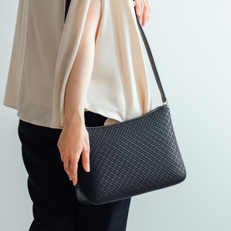 37ショルダー［黒地×黒漆×七宝繋ぎ］：印傳屋公式オンラインショップ