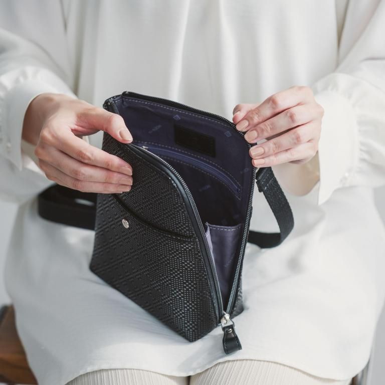 36ショルダー［黒地×黒漆×変わり市松小］：印傳屋公式オンライン