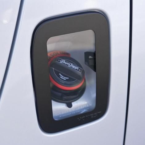 BUANJAPAN×HONEST 給油口ガラスリッド | 無機質な給油口に遊び心と個性