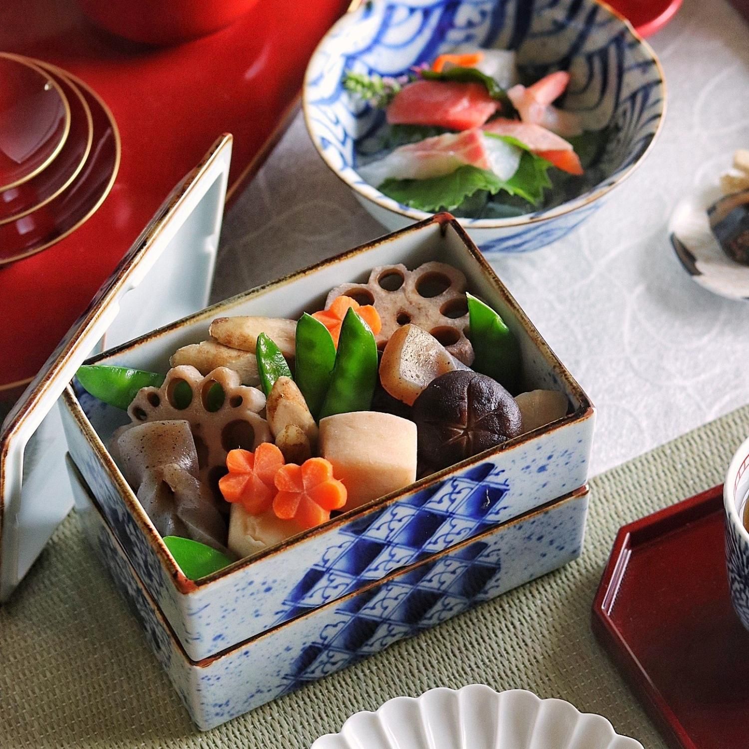 唐草捻り紋長角三段重 | 福泉窯伝統器 - 有田焼のまるぶんオンライン