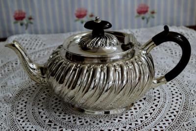ロンドンアンティークマーケットの英国銀器、シルバーティーポット