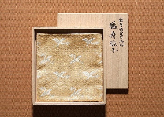 土田友湖作|鶴寿緞子出帛紗 - 京都富小路の和装小物専門店きねや