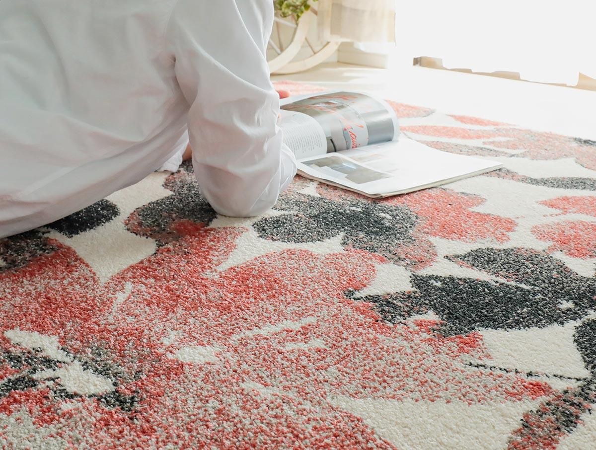 水彩画のような花柄が空間を華やかにする！ベルギー製ウィルトン織ラグ