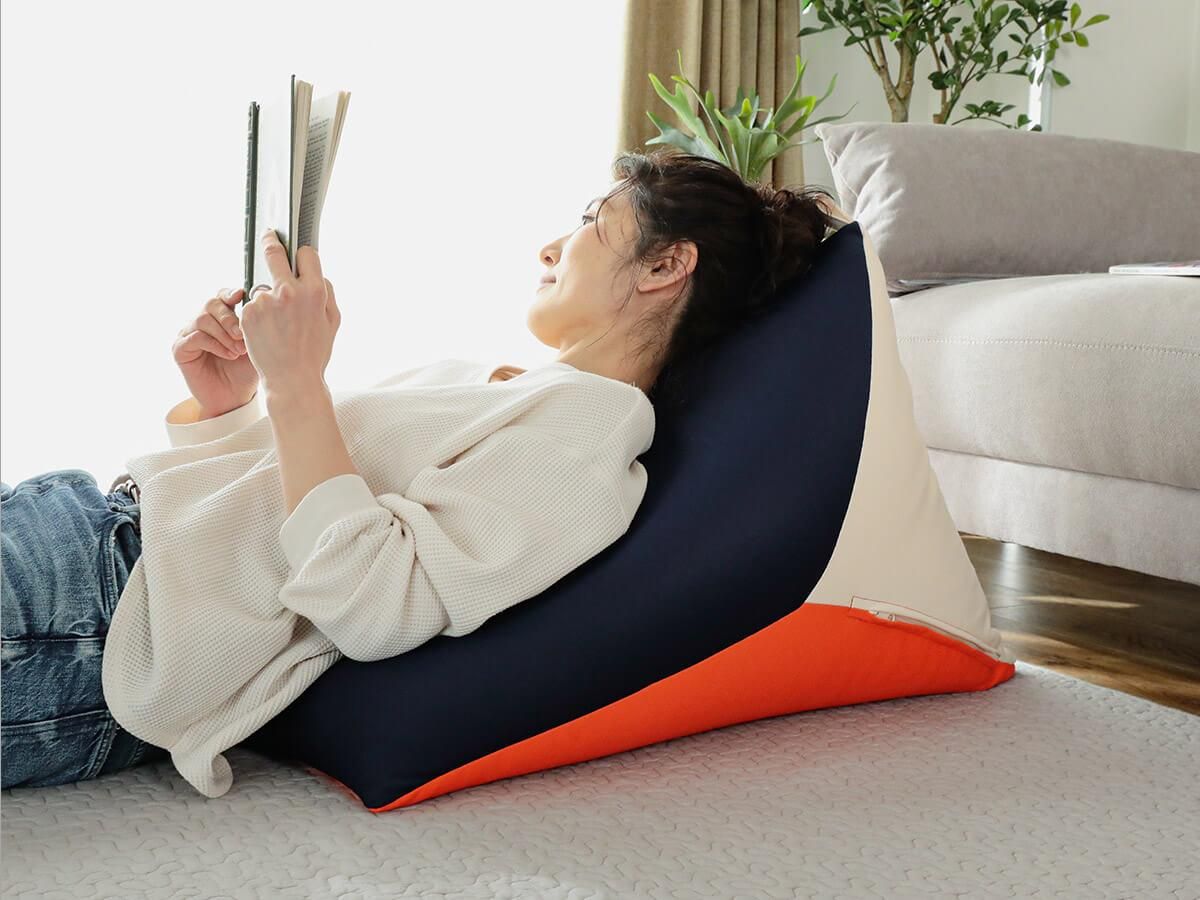 身体にフィットするカラフルなビーズクッション『カラード ネイビー