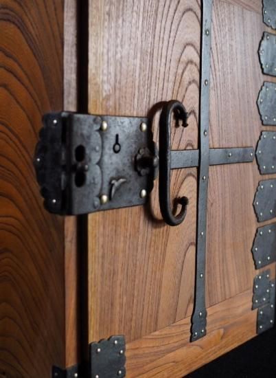 江戸時代の船金庫をリメイクした総欅製重量あり船箪笥 古録展 送料別 E