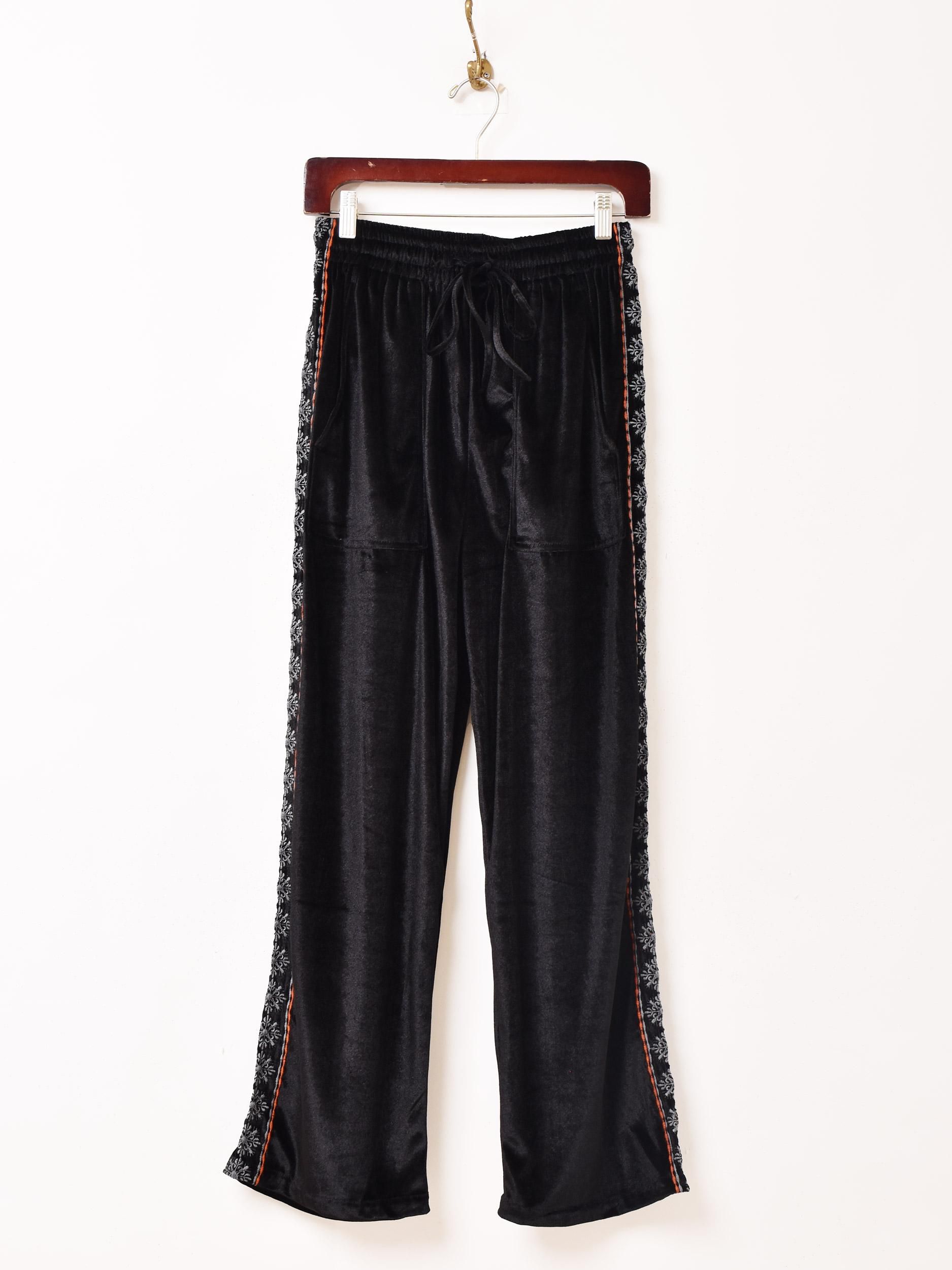 3色展開】「Emerald Motel」刺繍入り ベルベット トラックパンツ
