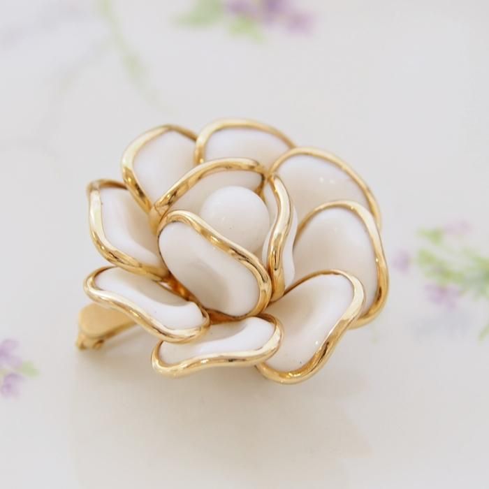 Trifari トリファリ ゴールドトーン ミルクガラス ホワイトフラワー