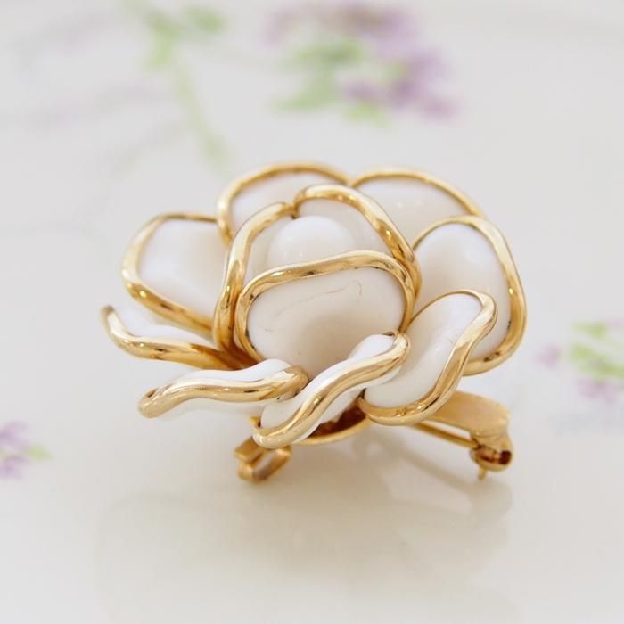 Trifari トリファリ ゴールドトーン ミルクガラス ホワイトフラワー