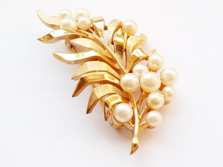 日本発送】Trifari トリファリ ゴールドトーン フェイクパール 葉っぱ