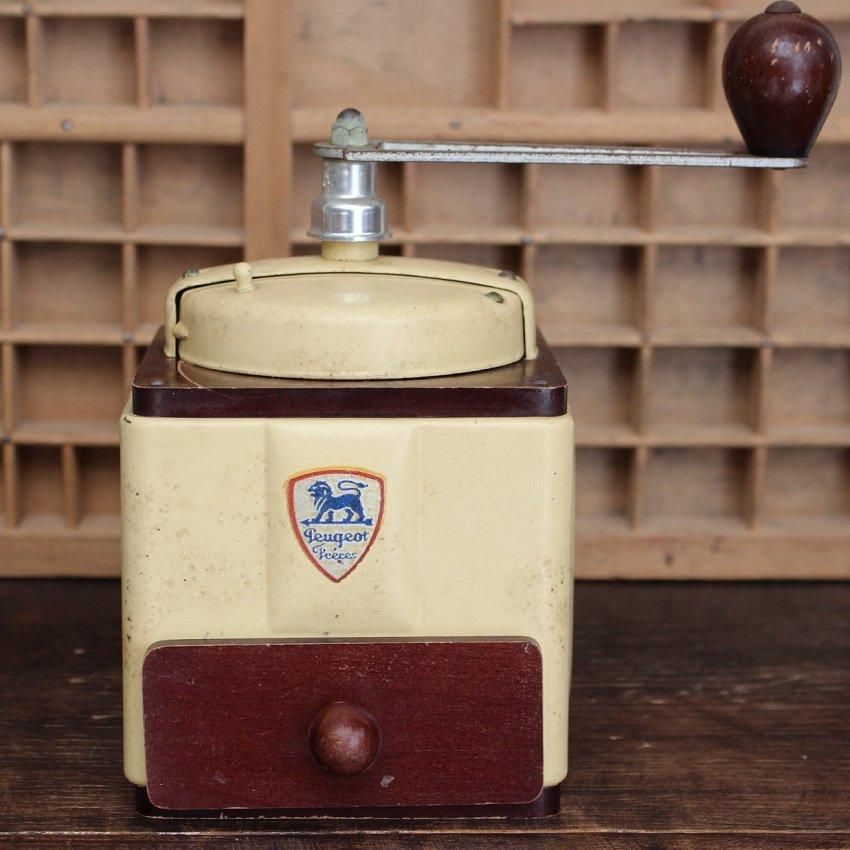 フランス製アンティークPEUGEOTコーヒーミルの逸品