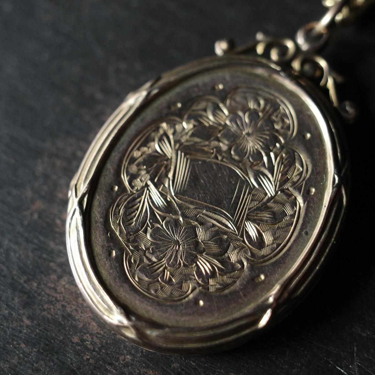 ヴィクトリアン メタル ロケット ペンダント ネックレス（Victorian